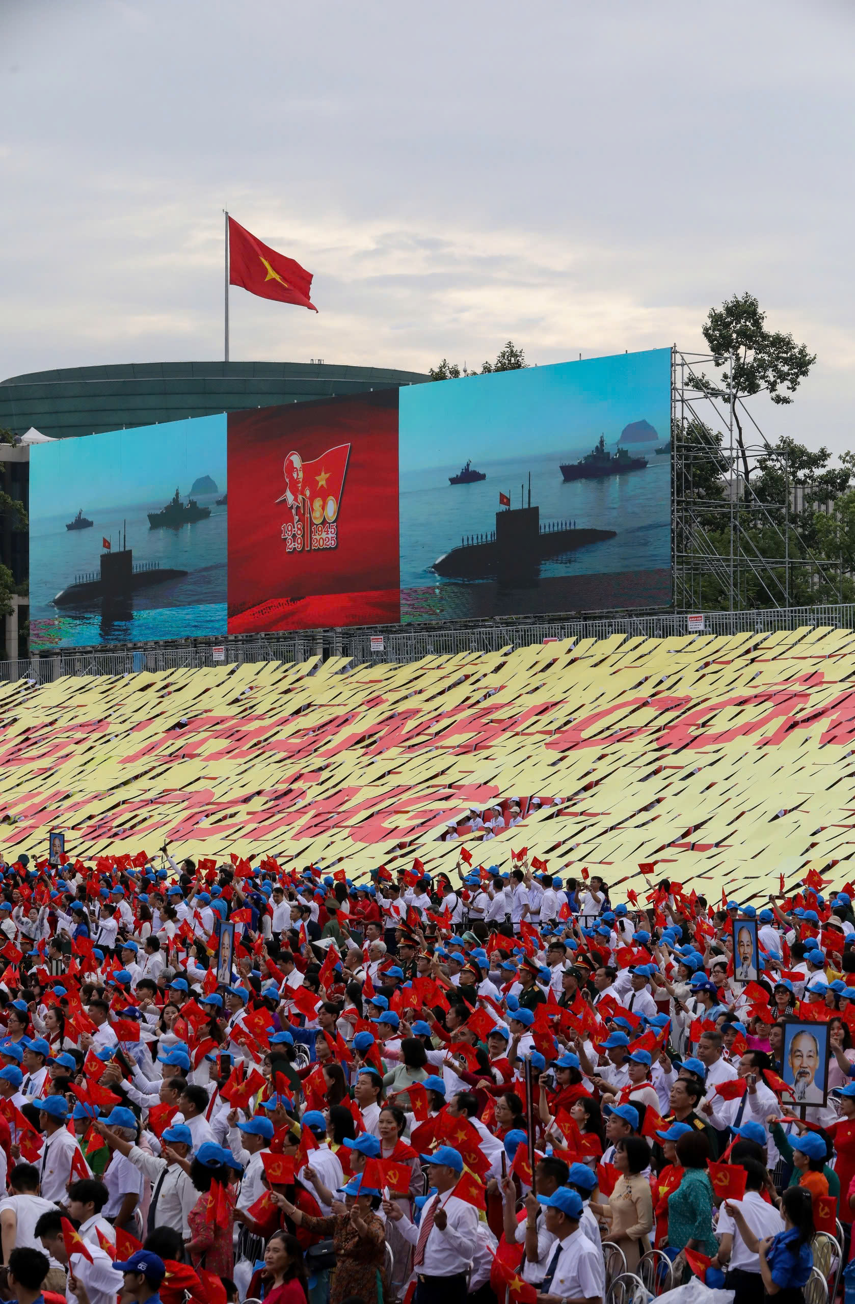 Cùng với máy bay, trong lễ Tổng duyệt sáng nay, lần đầu tiên hình ảnh tàu ngầm của lực lượng Hải quân Việt Nam đã chính thức xuất hiện tham gia lễ diễu binh trên biển...