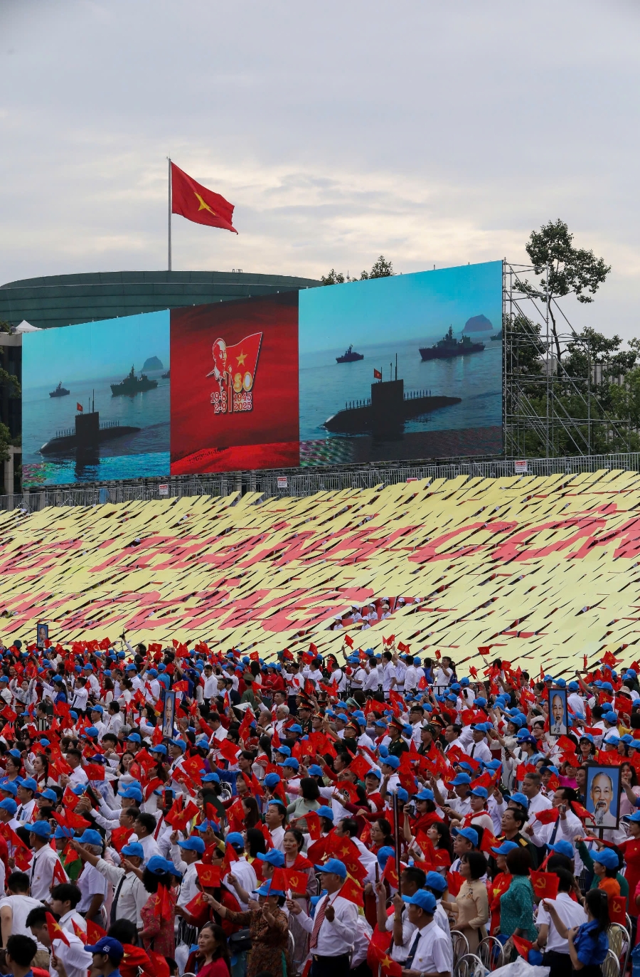 Cùng với máy bay, trong lễ Tổng duyệt sáng nay, lần đầu tiên hình ảnh tàu ngầm của lực lượng Hải quân Việt Nam đã chính thức xuất hiện tham gia lễ diễu binh trên biển...