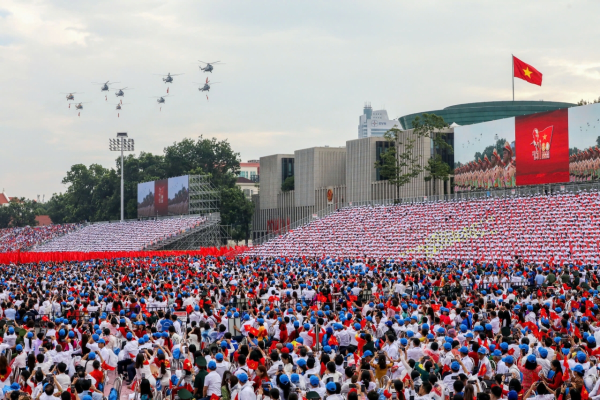 Hàng ngàn người dân có mặt tại Quảng trường Ba Đình từ rất sớm đã được tận mắt chứng kiến đội hình máy bay trực thăng kéo cờ bay qua...