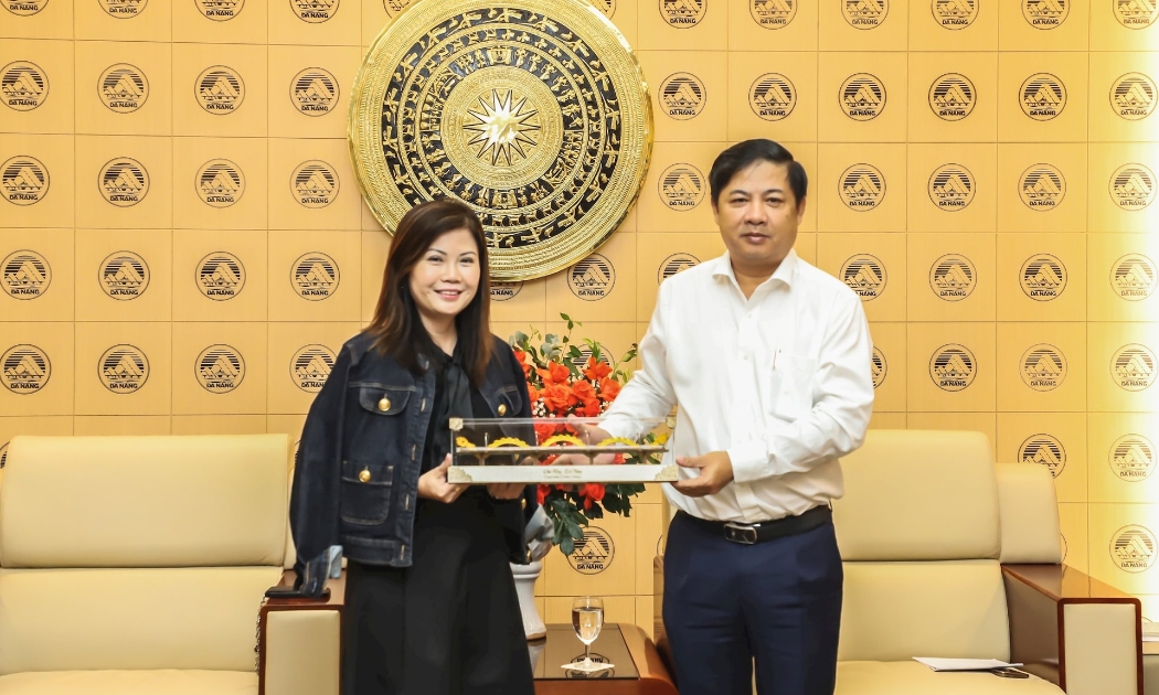 Chủ tịch UBND thành phố Lương Nguyễn Minh Triết (bên phải) tặng quà lưu niệm cho bà Linda Tan - Ảnh: Ngọc Phú. 