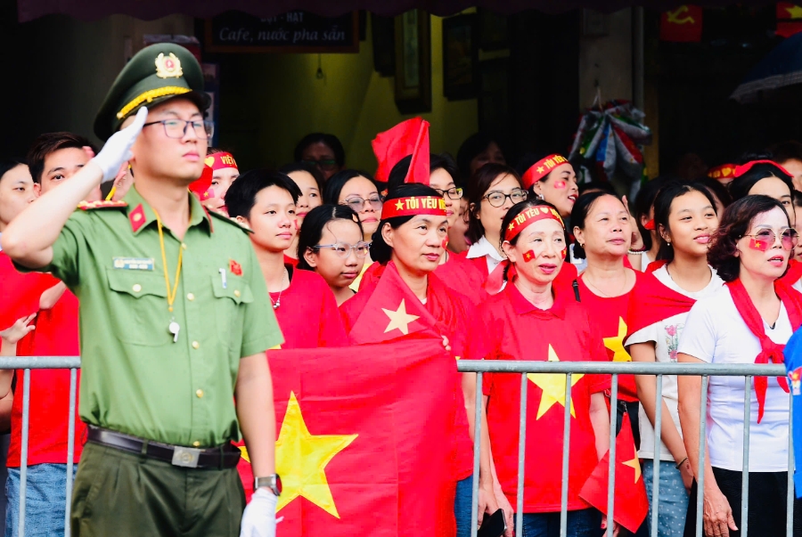 21 loạt đại bác  của Bộ tư lệnh Pháo binh - Tên lửa khai hỏa trên nền Quốc thiều nước Cộng hòa Xã hộn Chủ nghĩa Việt Nam, mở đầu buổi tổng duyệt diễu binh, diễu hành.