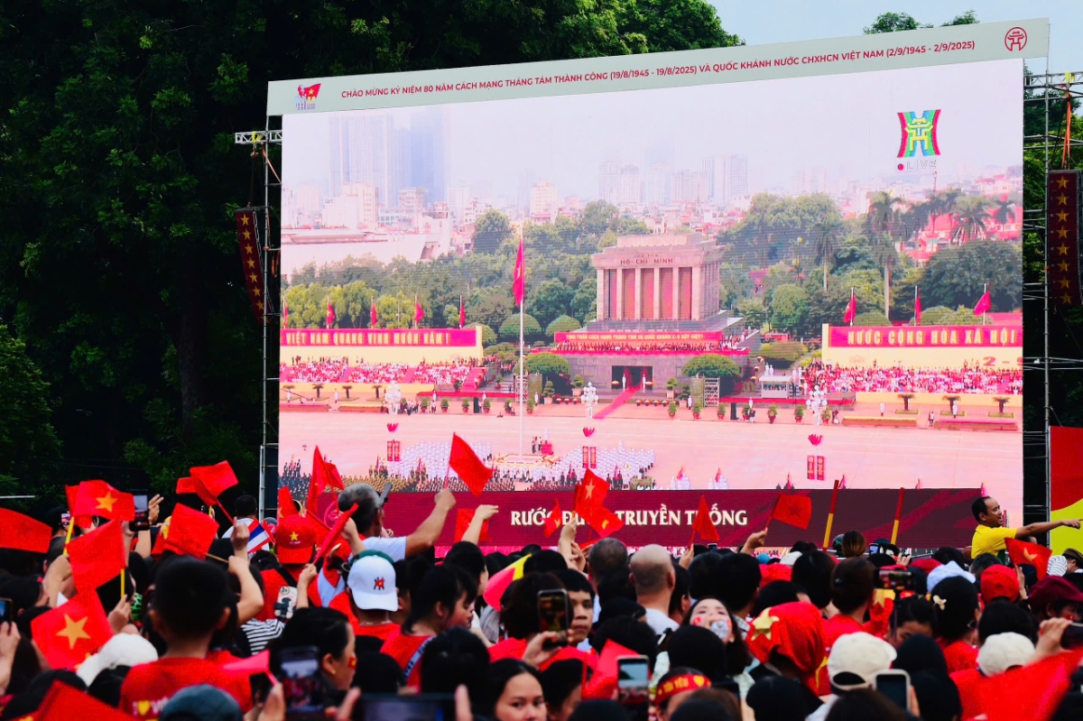 Các vị trí “đẹp” khác như ngã tư Tràng Tiền - Hàng Khay, Liễu Gia – Văn Cao cũng rất đông người đổ về. Các vị trí vỉa hè đều kín người ngồi sẵn chờ được tận mắt xem chương trình tổng duyệt. Lực lượng an ninh được huy động tối đa để giữ gìn an ninh trật tự, giúp người dân có buổi xem tổng duyệt diễu binh an toàn.