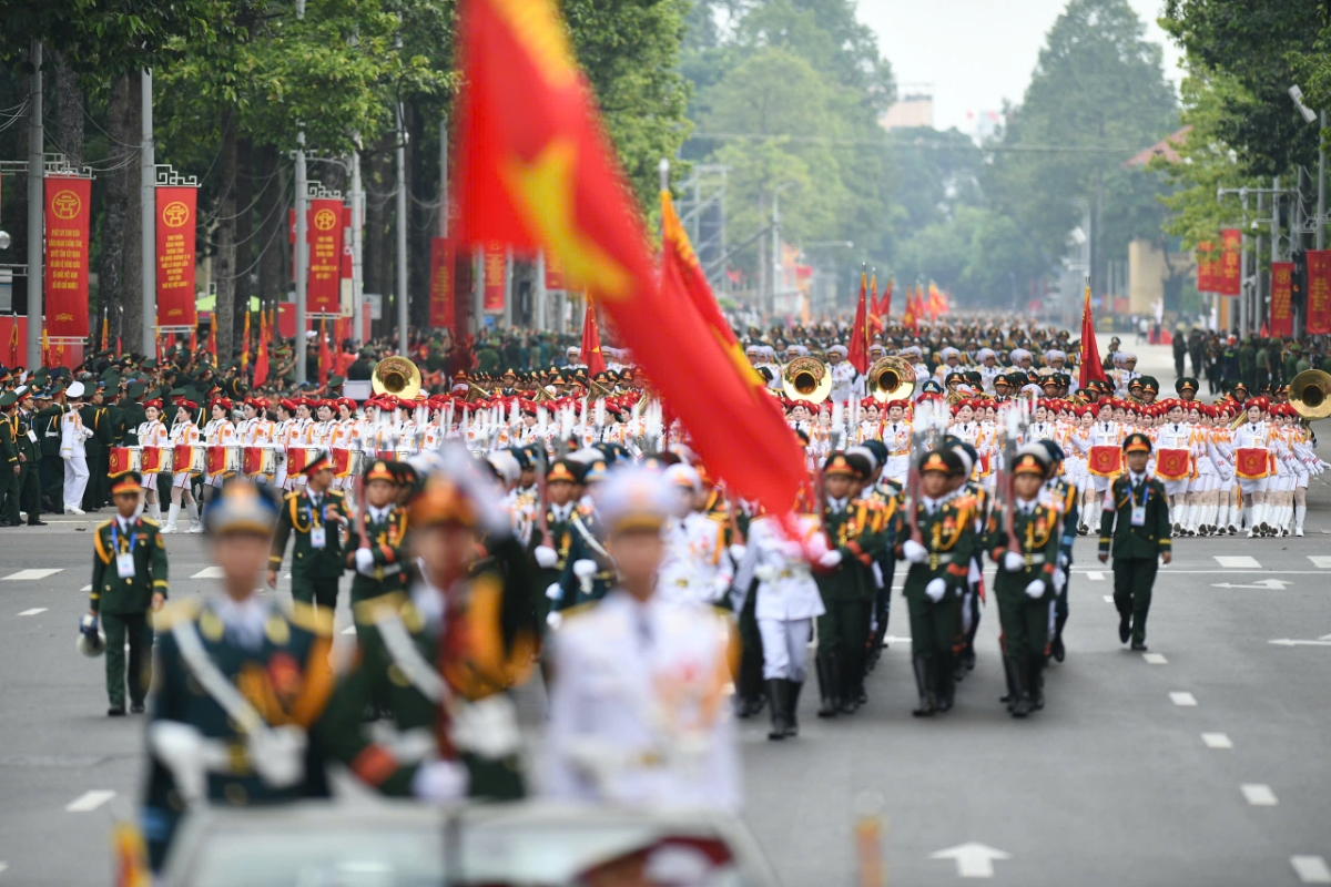 Các khối diễu binh, diễu hành bắt đầu tiến vào quảng trường.
