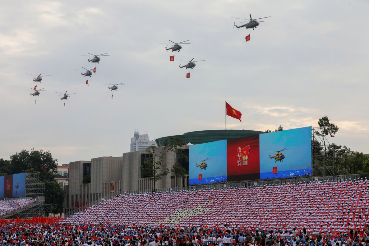 Biên đội máy bay trực thăng kéo cờ bay qua Quảng trường Ba Đình trong lễ Tổng duyệt sáng 30/8