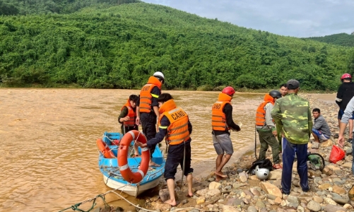 [Video]: Giải cứu nghẹt thở 5 người dân mắc kẹt gần 2 ngày trong lũ dữ