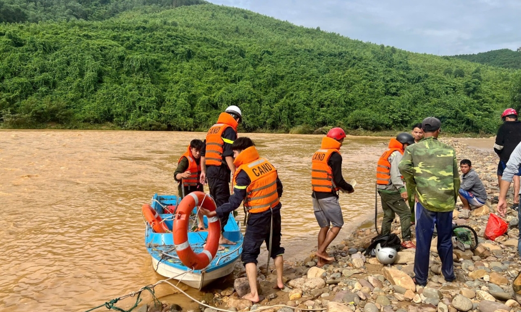 Lực lượng Công an giải cứu 5 người dân bị cô lập do nước lũ dâng cao tại Quảng Trị