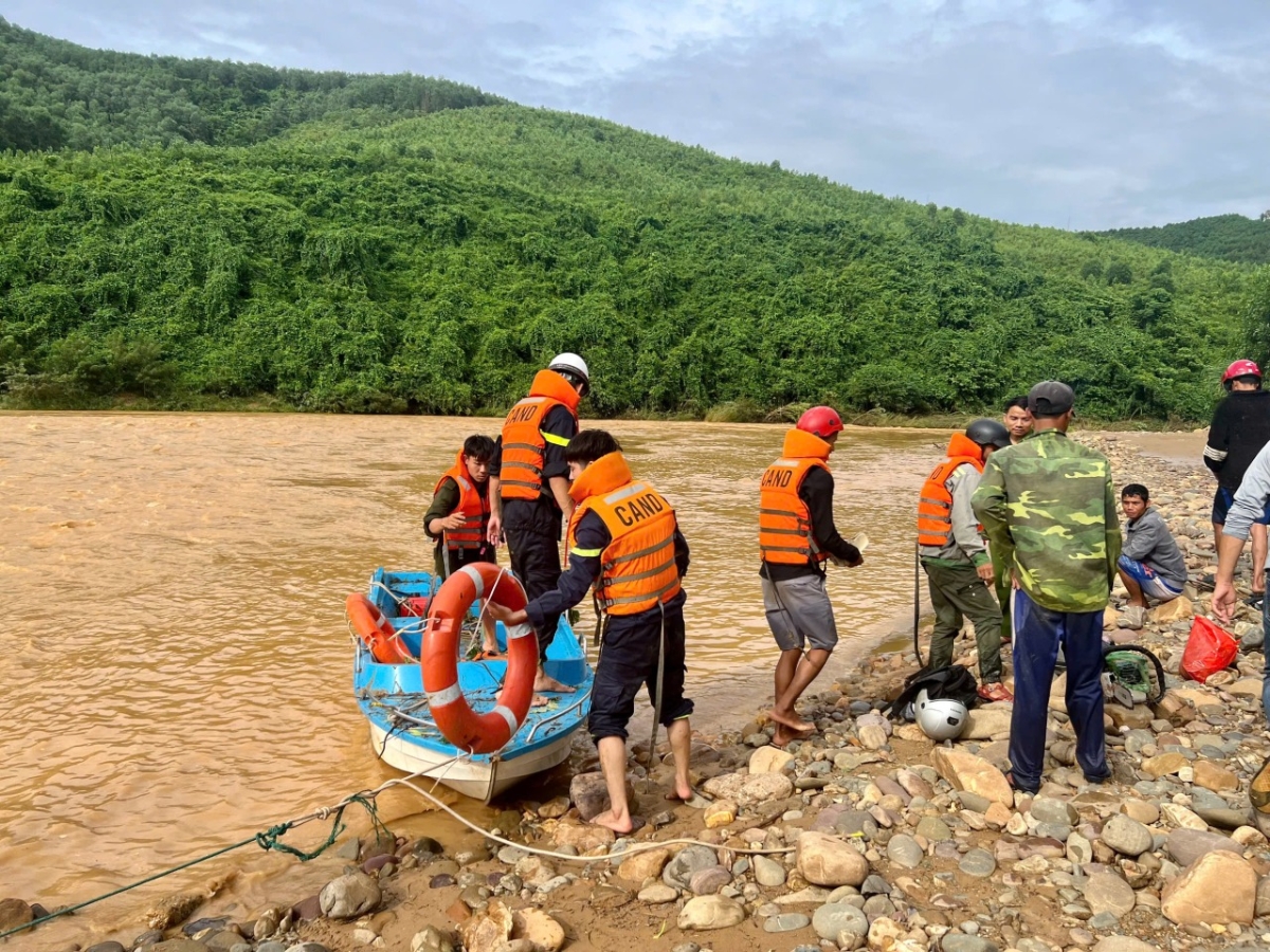 Lực lượng Công an giải cứu 5 người dân bị cô lập do nước lũ dâng cao tại Quảng Trị