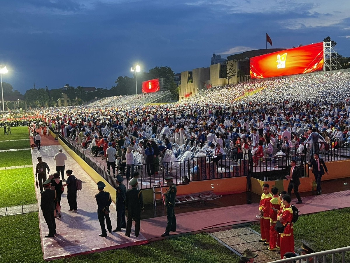 Đêm 29/8, tại Hà Nội trời mưa khá to nhưng dòng người vẫn đổ về khu vực trung tâm cũng như Quảng trường Ba Đình để xem lễ Tổng duyệt trong sáng 30/8.