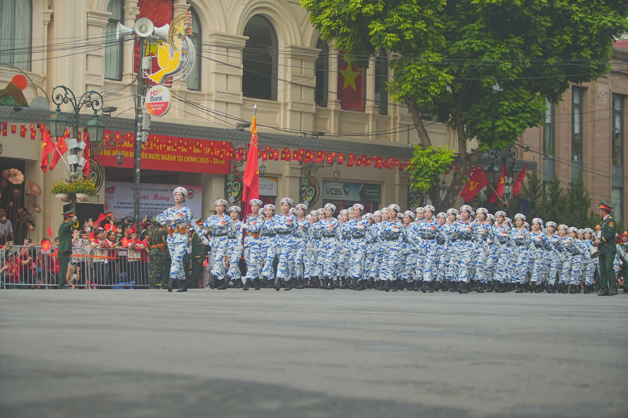 Những người lính cụ Hồ bước đi giữa tiếng hò reo của người dân, dưới ánh nắng rực rỡ của những tháng ngày hòa bình, độc lập, tự chủ, tự cường và kỷ nguyên vươn mình của dân tộc Việt Nam.
