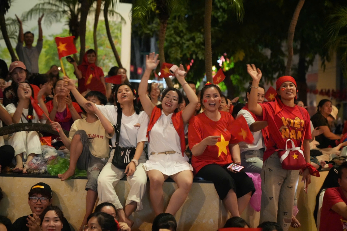 Thời tiết tại Hà Nội khoảng 26 độ C, có lúc có mưa nặng hạt nhưng rừng người mang ô che hoặc mặc áo mưa, vẫn kiên nhẫn và vui vẻ xếp hàng chờ. Cũng xuyên đêm, bánh, nước miễn phí được đội ngũ thanh niên tình nguyện phát cho người dân.