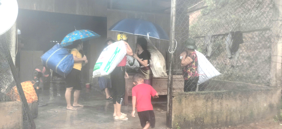 Chính quyền, lực lượng biên phòng ở xã Hướng Lập hỗ trợ người dân sơ tán khỏi khu vực nguy hiểm
