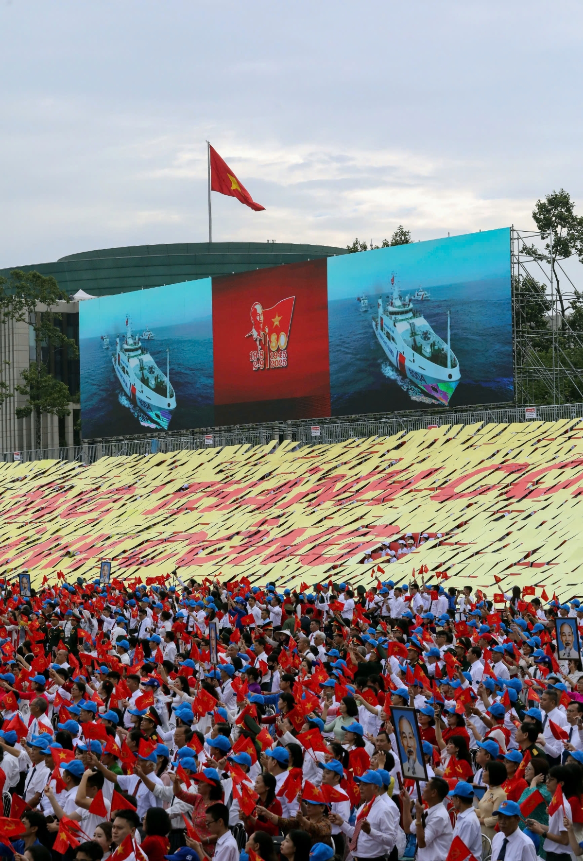 Chứng kiến các khí tài, vũ khí và phương tiện hùng hậu của Hải quân nhân dân Việt Nam, người dân rất tự hào, xúc động...