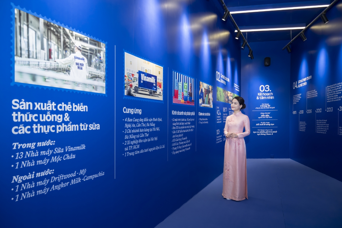 Không chỉ là nơi
trưng bày sản phẩm, Vinamilk còn lồng ghép các thông tin về hành trình phát triển
của doanh nghiệp – từ những ngày đầu thành lập đến vị thế là Thương hiệu Quốc
gia hiện nay, đồng hành sự phát triển của đất nước. Khách tham quan tìm hiểu
hành trình phát triển của thương hiệu sữa top 1 Việt Nam. (Ảnh: Vi Nam)