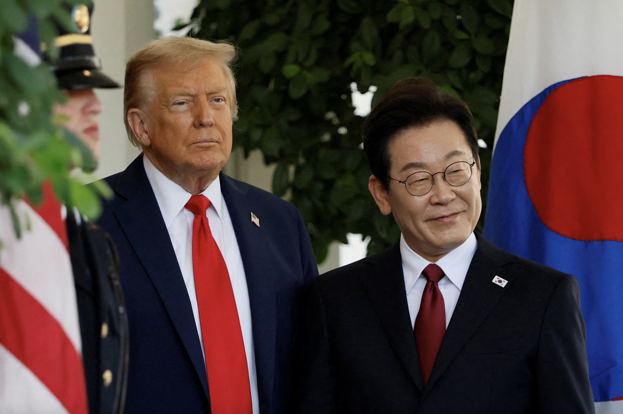 Tổng thống Mỹ Donald Trump (trái) tiếp Tổng thống Hàn Quốc Lee Jae Myung tại Nhà Trắng ngày 25/8/2025 - Ảnh: Reuters.