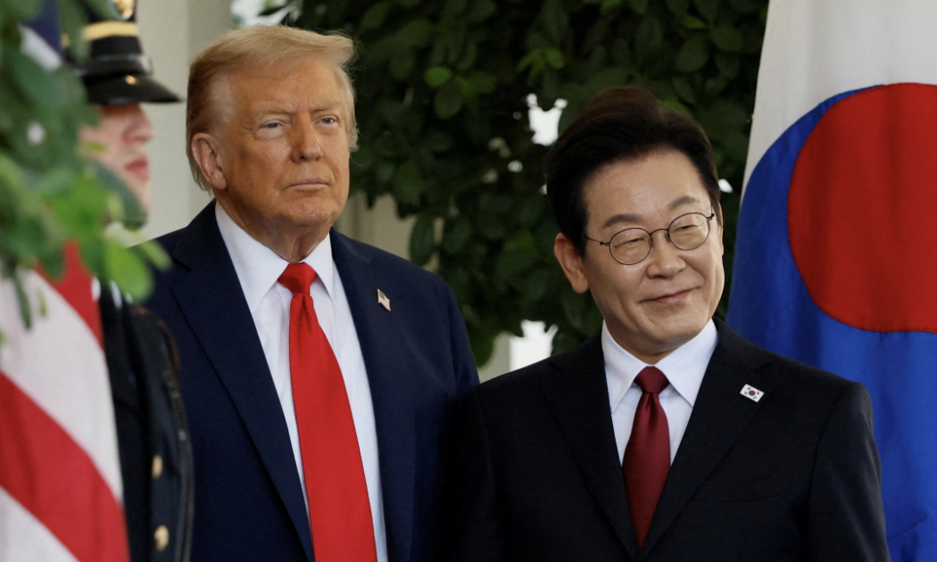 Tổng thống Mỹ Donald Trump (trái) tiếp Tổng thống Hàn Quốc Lee Jae Myung tại Nhà Trắng ngày 25/8/2025 - Ảnh: Reuters.