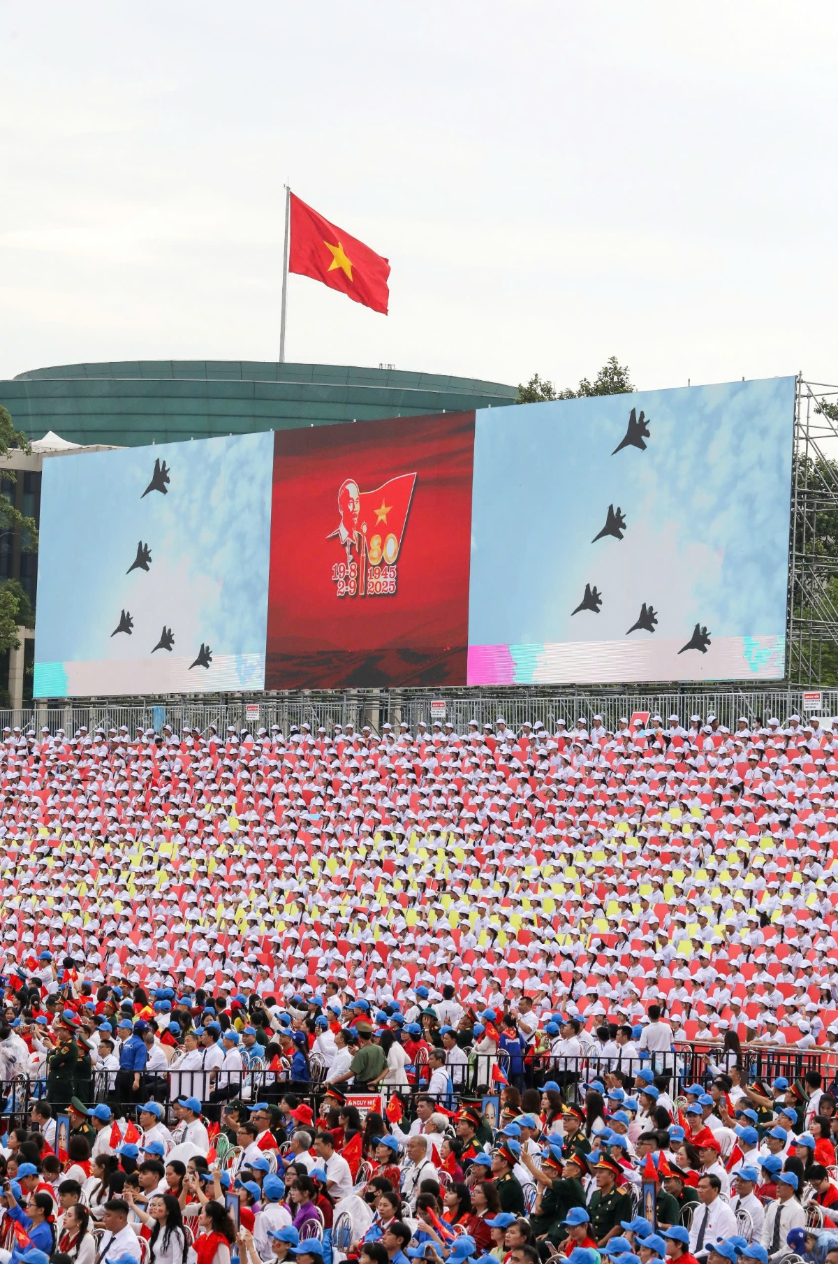 Với thời tiết đẹp vào buổi sáng, có nắng nhẹ, gió mát khiến lực lượng tham gia diễu binh hoàn thành tốt nhiệm vụ của mình. Các phi đội máy bay biểu diễn trên không có điều kiện tốt để trình diễn những kỹ thuật bay khó...