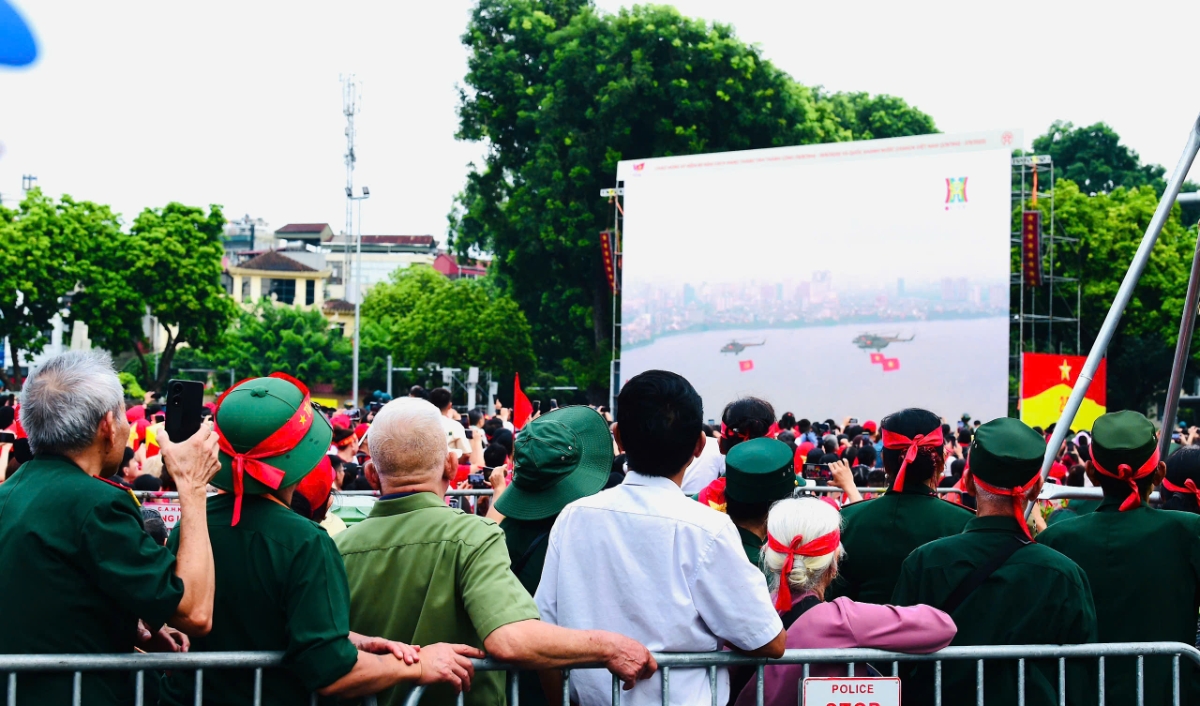 Mở đầu tổng duyệt diễu binh, diễu hành là các biên đội của Không quân nhân dân Việt Nam anh hùng bay trên bầu trời Tổ quốc.