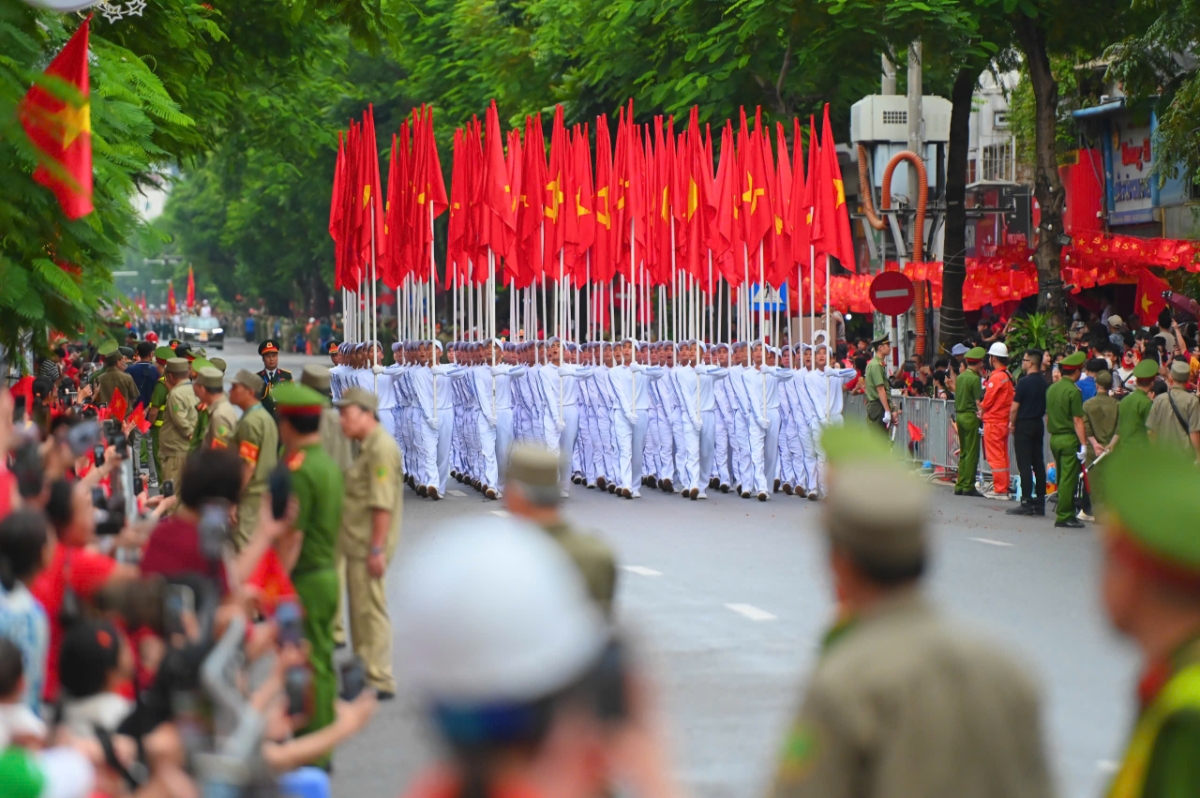 Khối nghi trượng bắt đầu tiến vào quảng trường Ba Đình. Đi đầu là Quốc huy nước Cộng hòa xã hội chủ nghĩa Việt Nam. Tiếp theo là khối cờ Đảng, cờ Tổ quốc.&nbsp;