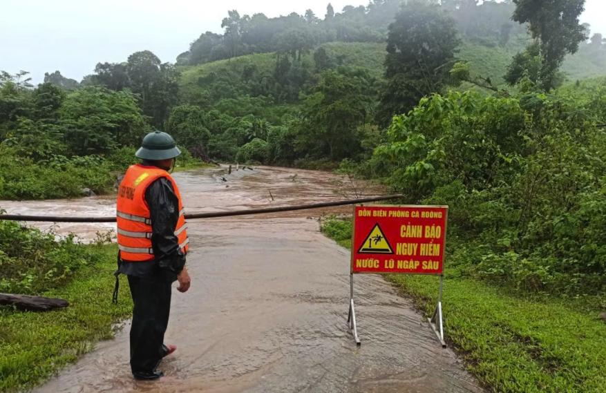 Lực lượng Đồn Biên phòng Cà Roòng lập chốt tại các điểm ngập lụt để đảm bảo an toàn
