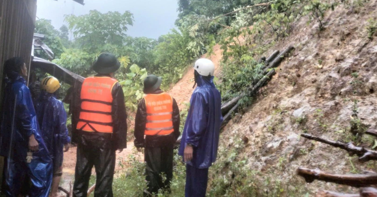 Trước tình trạng sạt lở tại khu vực vcacs xã miền núi, lực lượng chức năng tỉnh Quảng Trị nhanh chóng di chuyển các hộ dân cư đến nơi tránh trú an toàn