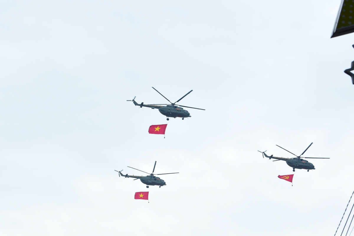 Biên đội trực thăng kéo cờ bay qua quảng trường Ba Đình trong buổi sáng ngày 30/8