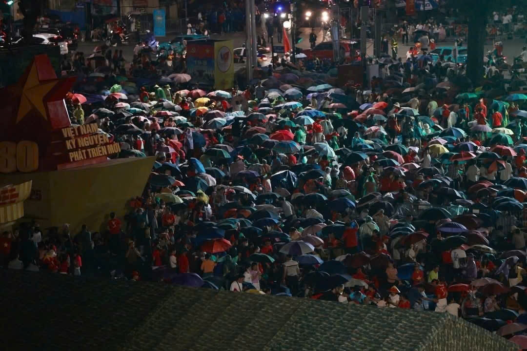 Tối 29-8 và sáng sớm ngày 30-8, Hà Nội mưa nặng hạt, tuy nhiên tại các khu vực chờ xem tổng duyệt, nhiều địa điểm đã không còn chỗ trống.&nbsp;