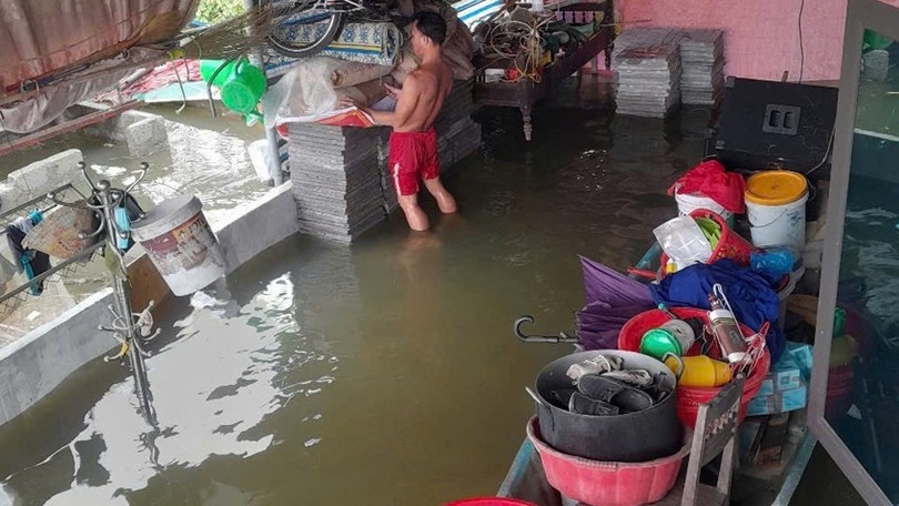 Do mưa lớn kéo dài khiến nước sông La dâng nhanh, gần 100 hộ dân thôn Tiền Phong tiếp tục bị chia cắt. Tính đến thời điểm hiện tại, nước lũ đã gây ngập cục bộ thôn Tiền Phong; hệ thống điện cũng đã bị cắt để đảm bảo an toàn. Mực nước tại thôn Tiền Phong đã dâng cao khoảng gần 2m (tính từ mặt đường) khiến tầng 1 của nhà dân bị nước tràn vào.