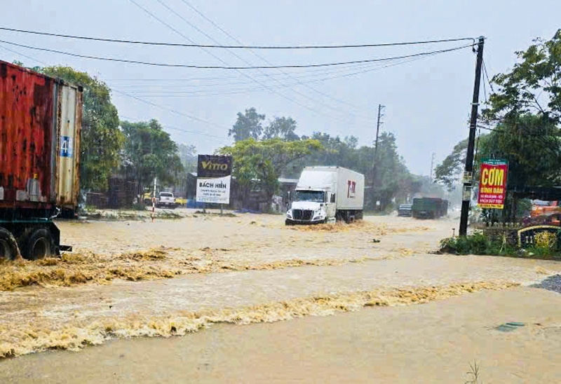 Mưa lớn kéo dài nhiều tuyến đường tại Hà Tĩnh nước đã ngập sâu
