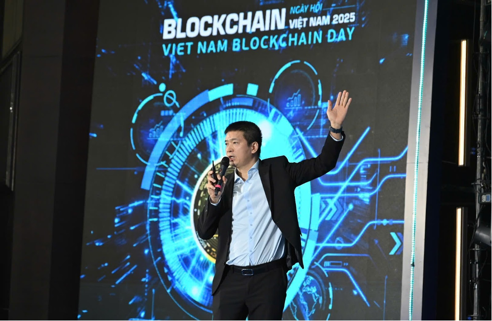 Ông Phan Đức Trung, Chủ tịch Hiệp hội Blockchain và Tài sản số Việt Nam (VBA), chia sẻ tại Ngày hội Blockchain Việt Nam 2025. 