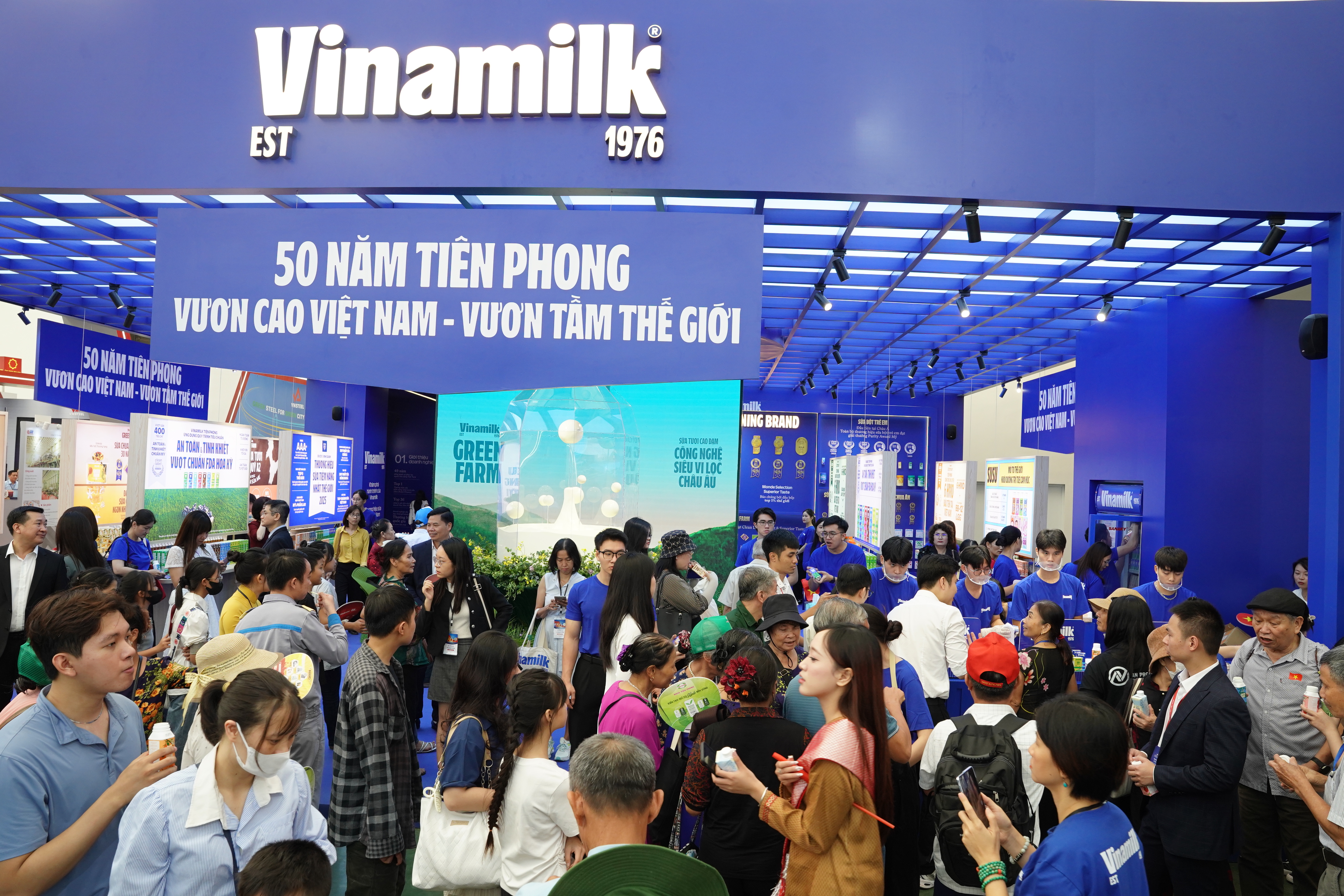 Theo ghi nhận, lượng
người ghé thăm không gian trưng bày và trải nghiệm của Vinamilk luôn ở mức cao
trong thời gian diễn ra triển lãm. Đây không chỉ là minh chứng cho sự gắn bó của
người tiêu dùng với thương hiệu, mà còn cho thấy cách Vinamilk làm mới mình để
tiếp cận công chúng một cách hiệu quả, hiện đại và gần gũi hơn. (Ảnh: Tịnh
Không).