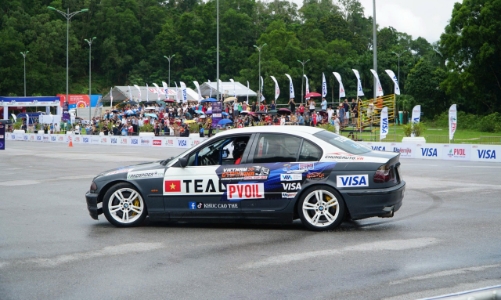 Khán giả nườm nượp đổ về Thanh Hóa theo dõi Giải đua ô tô Gymkhana Vô địch Quốc gia