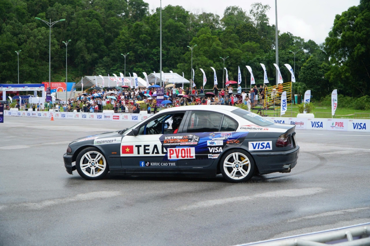 Không khí sôi động, kịch tính lan tỏa khắp quảng trường Hàm Rồng