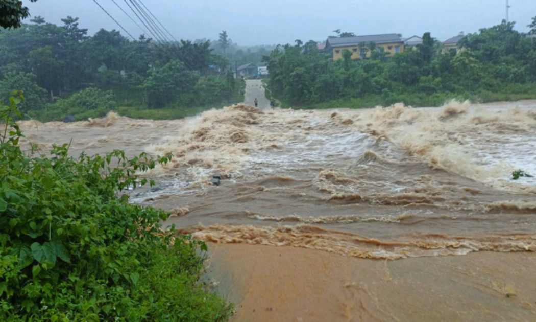Nước sông thượng nguồn đổ mạnh, dâng cao đoạn qua xã Hướng Phùng, Quảng Trị