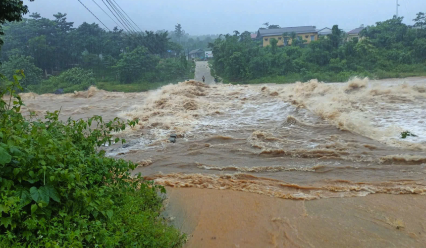 Nước sông thượng nguồn đổ mạnh, dâng cao đoạn qua xã Hướng Phùng, Quảng Trị