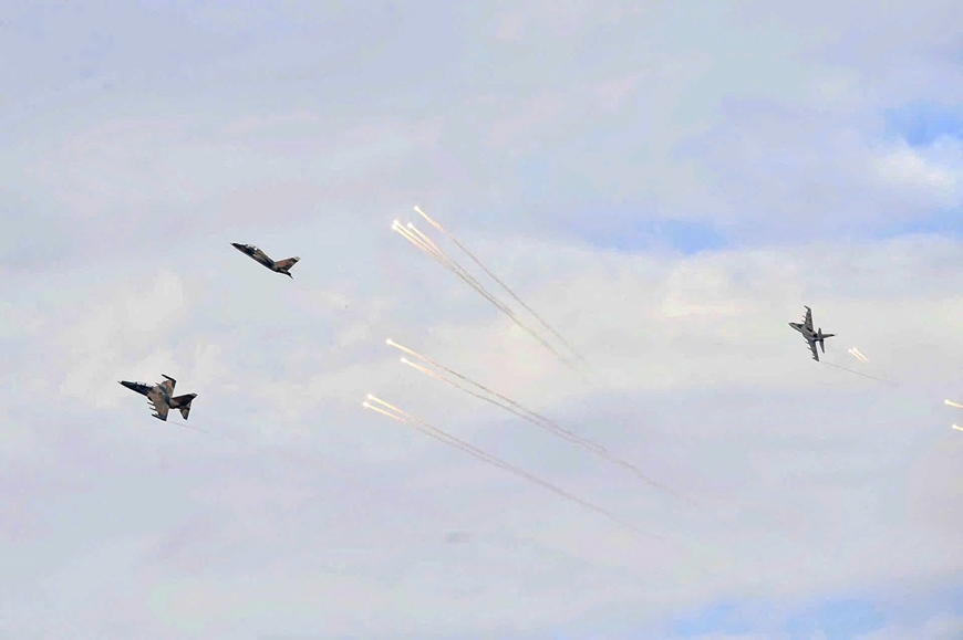 Đội hình máy bay tiêm kích, đặc biệt phần thả đạn nhiễu.