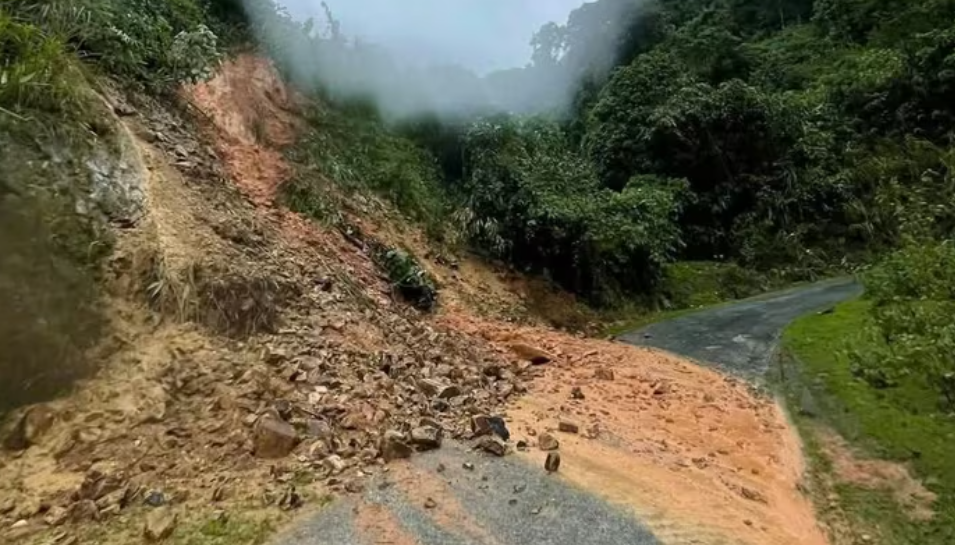 Nhiều điểm trên tuyến đường Bãi Xa - Tùng Hương sạt lở ta luy dương