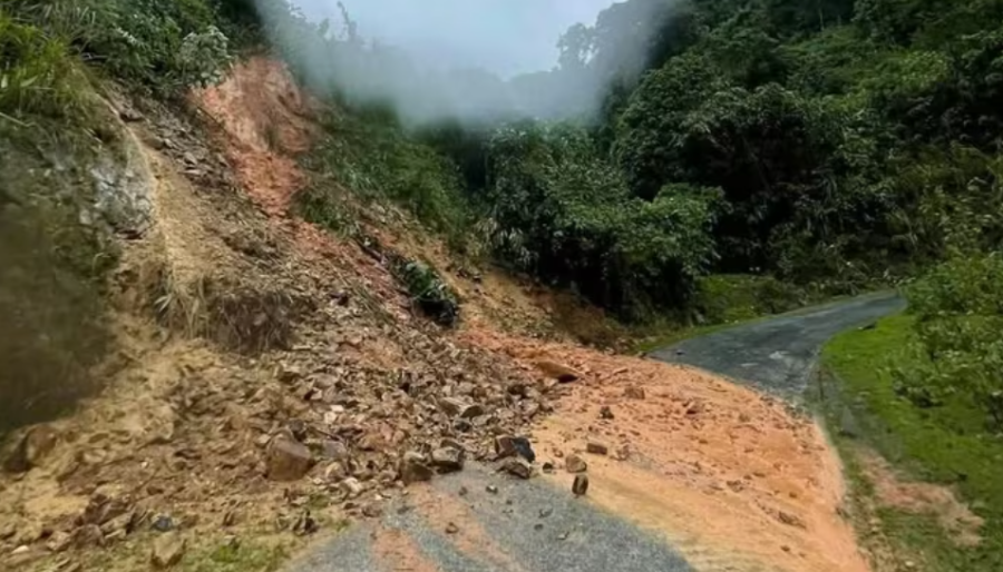 Nhiều điểm trên tuyến đường Bãi Xa - Tùng Hương sạt lở ta luy dương