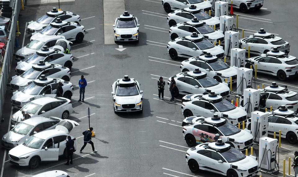 <i>Waymo - công ty hàng đầu Mỹ về dịch vụ gọi xe tự hành – trong khi đó đã ra mắt dịch vụ thử nghiệm tương tự tại Phoenix hơn…. 8 năm trước. Hiện tại, công ty hoạt động tại các khu vực chiếm khoảng 3% dân số Mỹ.</i>