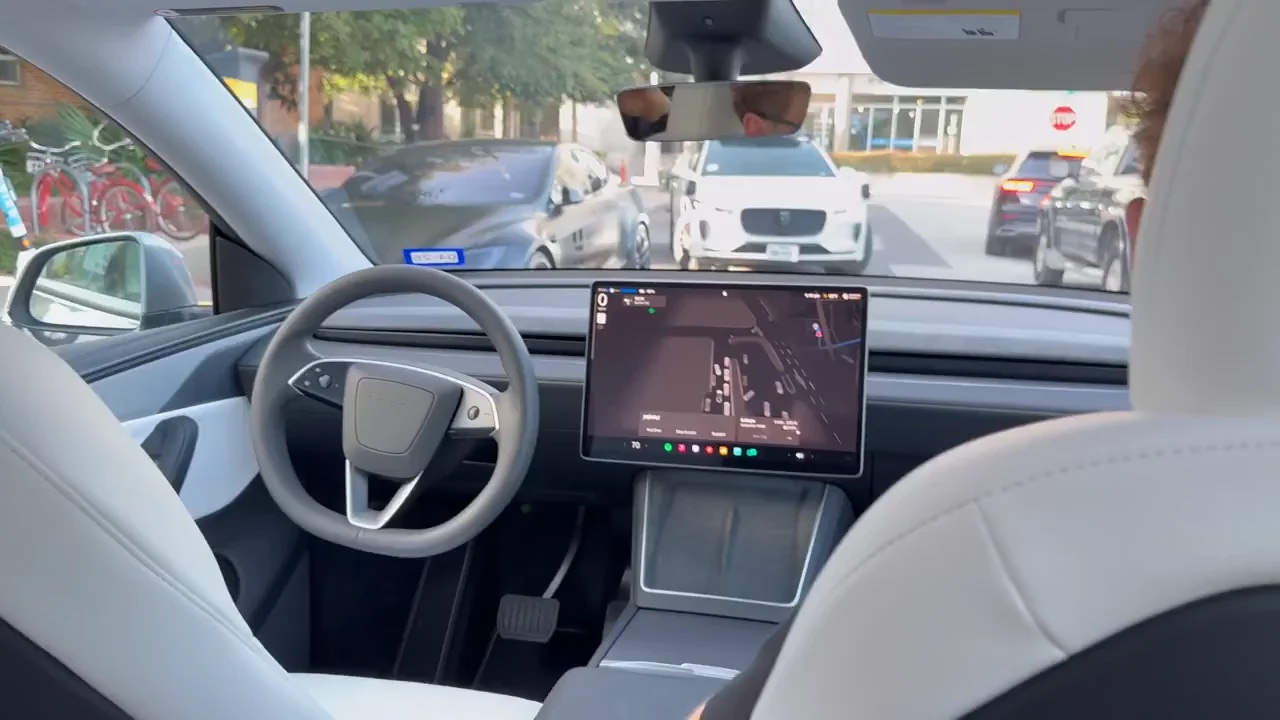 <i>Tesla thì cho biết taxi robot của họ sử dụng một công nghệ tự hành khác với Waymo, cho phép họ bỏ qua phần lớn công đoạn chuẩn bị tỉ mỉ đó. Những chiếc xe vẫn đang trong giai đoạn thử nghiệm, sử dụng AI phản ứng với điều kiện đường xá giống như con người. Tesla cho biết điều đó đòi hỏi ít thử nghiệm và lập bản đồ đường xá hơn.</i>