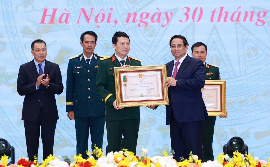 Phó Tổng giám đốc Trần Minh Đạt đại diện MB vinh dự đón nhận giải thưởng từ Thủ tướng Phạm Minh Chính.
