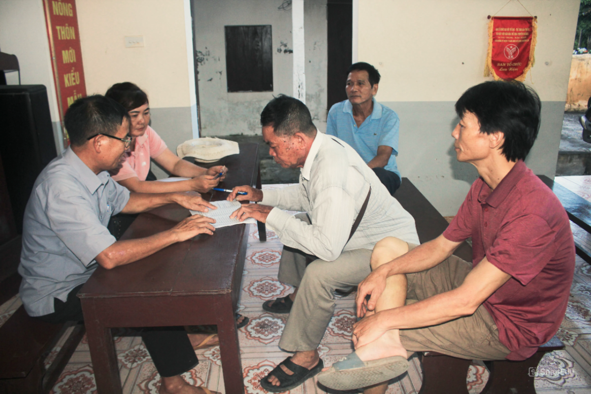 Người dân xóm Hải Trung 19, xã Hải Hậu nhận tiền quà 2/9 tại Nhà văn hoá xóm. Ảnh Chu Khôi.