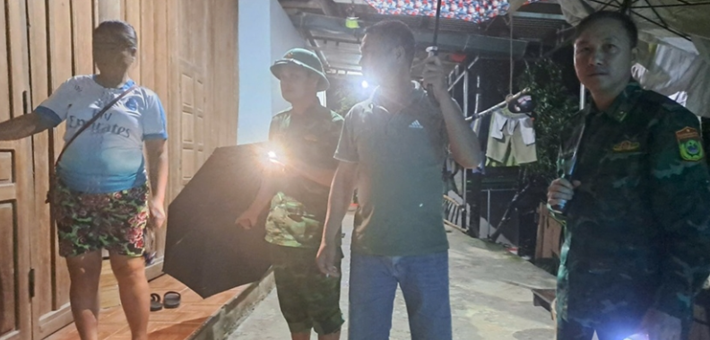 Đồn biên phòng Tam Hợp phố hợp với chính quyên địa phương vận động người dân di dời đến nơi an toàn