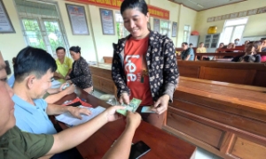 Hình ảnh rộn ràng niềm vui tại Thanh Hóa trong ngày hội nhận quà Tết Độc lập