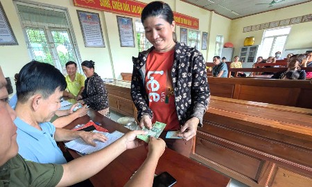 Hình ảnh rộn ràng niềm vui tại Thanh Hóa trong ngày hội nhận quà Tết Độc lập