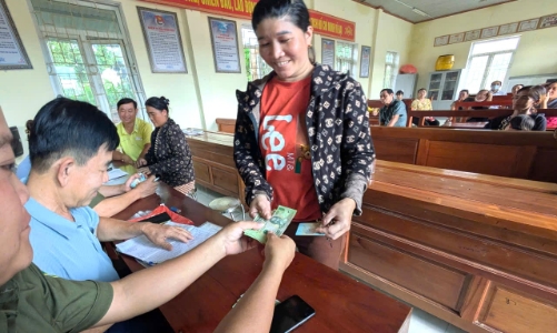 Hình ảnh rộn ràng niềm vui tại Thanh Hóa trong ngày hội nhận quà Tết Độc lập