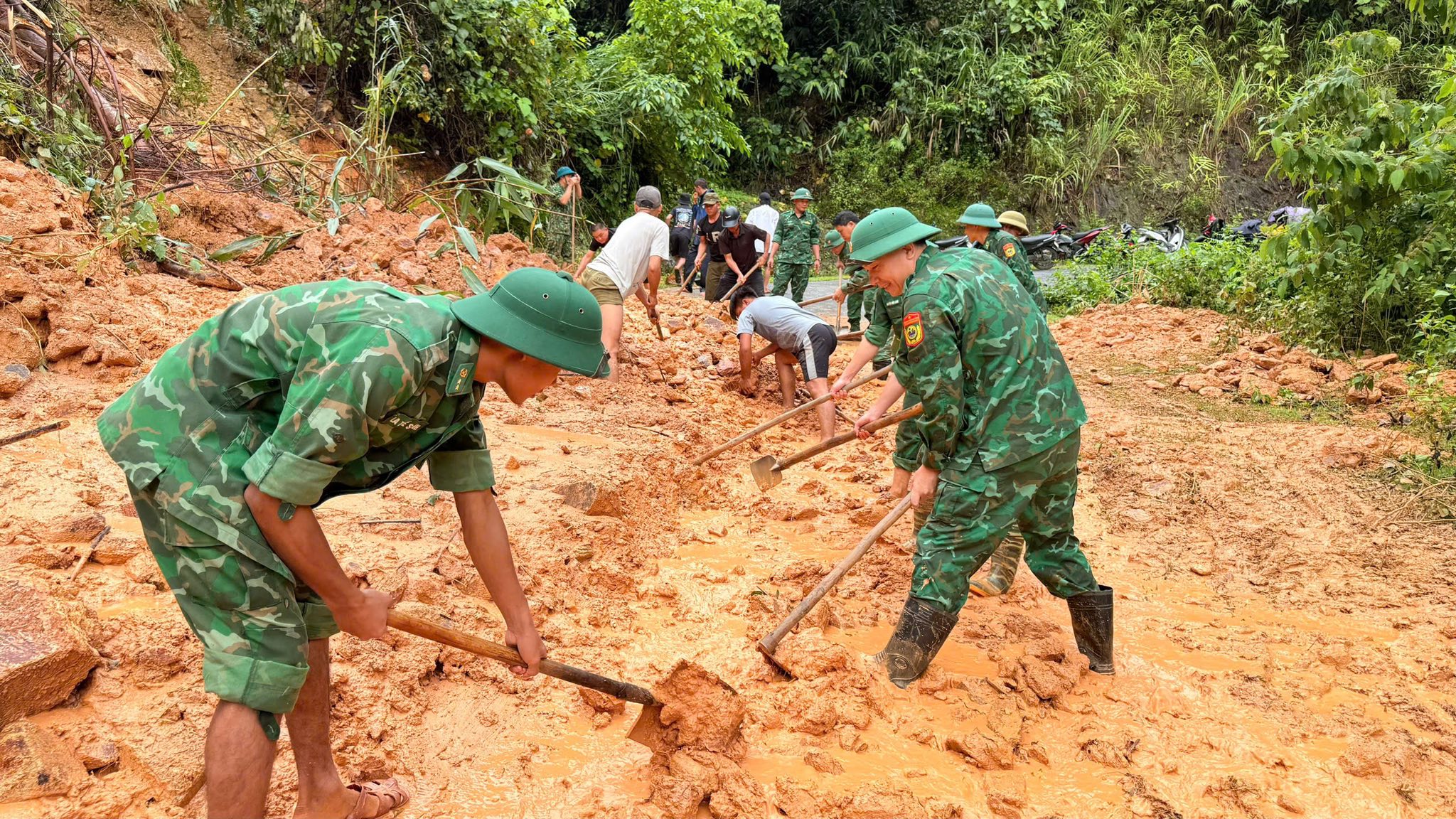  Sáng ngày 31/8/2025, Chi đoàn đồn Biên phòng Tam Quang cử cán bộ, đoàn viên phối hợp với địa phương khắc phục sạt lở đất đá tuyến đường Bãi Xa - Tùng Hương, đảm bảo lưu thông qua lại cho các phương tiện và người dân.  