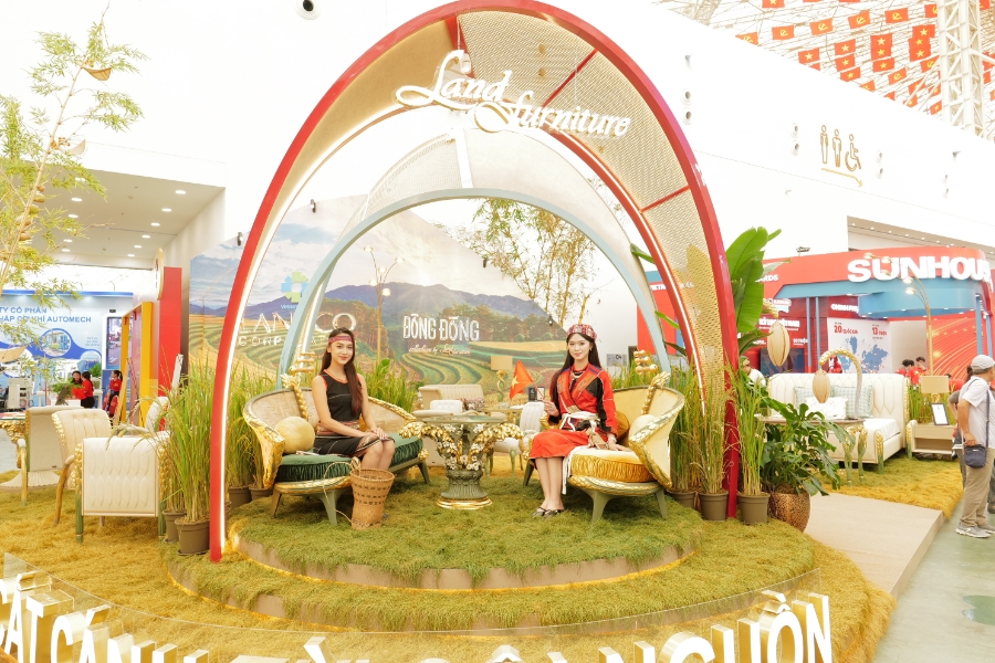 Mái vòm cất cánh cùng bộ sofa Cánh Diều và bàn bên Hương Đồng Nội trong bộ sưu tập “Đòng Đòng”