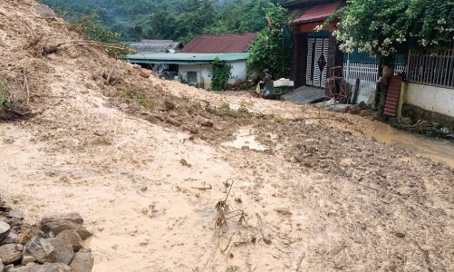 Nhiều xã miền núi Nghệ An, Hà Tĩnh vật lộn với lũ lụt, sạt lở