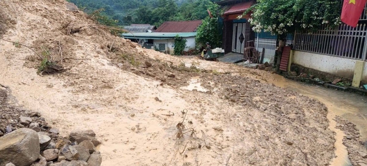 Sạt lở ở xã Lượng Minh (Nghệ An) đất, đá tràn xuống các tuyến đường chính gây chia cắt