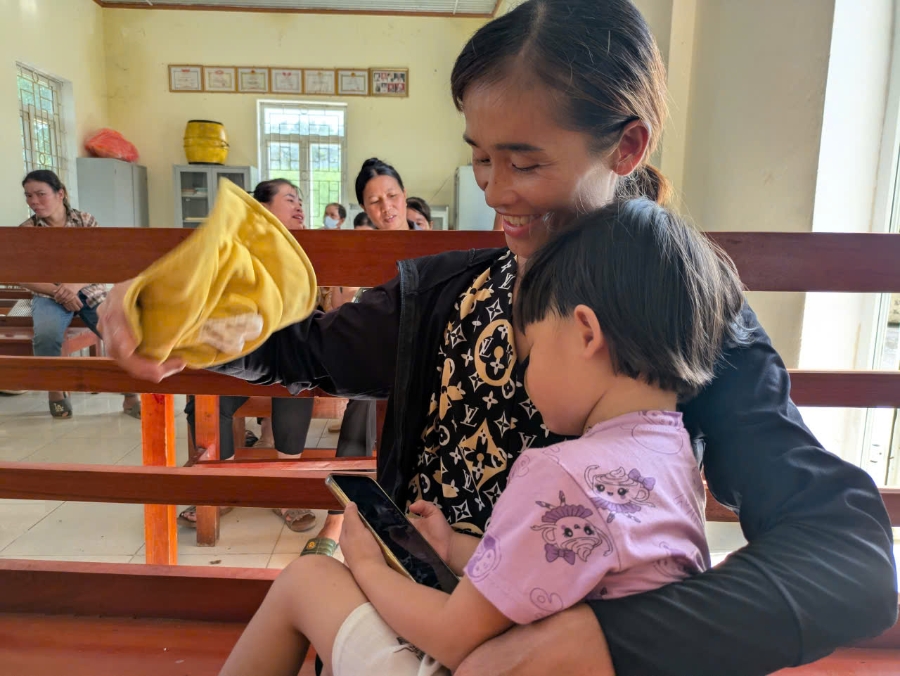 Em nhỏ háo hức theo mẹ đến hội trường nhận quà. Người dân xã miền núi Thanh Kỳ phấn khởi xếp hàng nhận quà Quốc khánh 2/9.